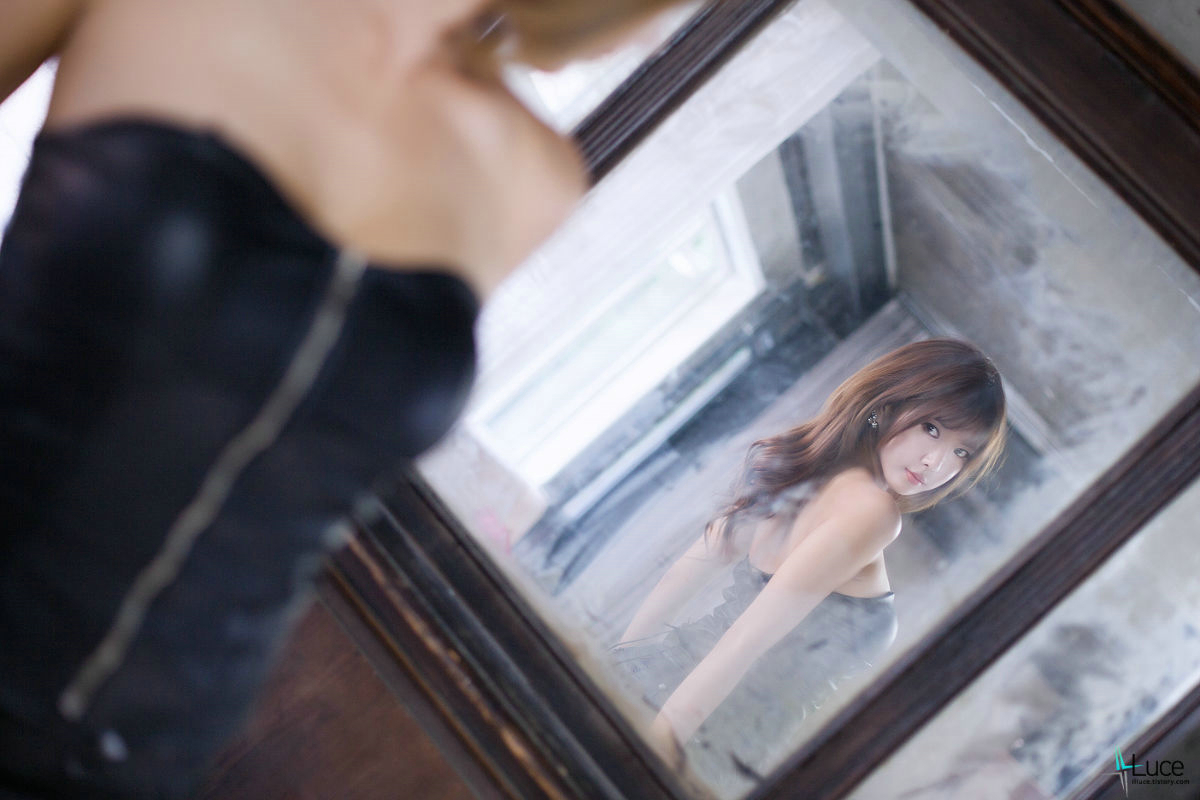 [网络收集] 韩国MODEL许允美--性感黑丝+皮衣